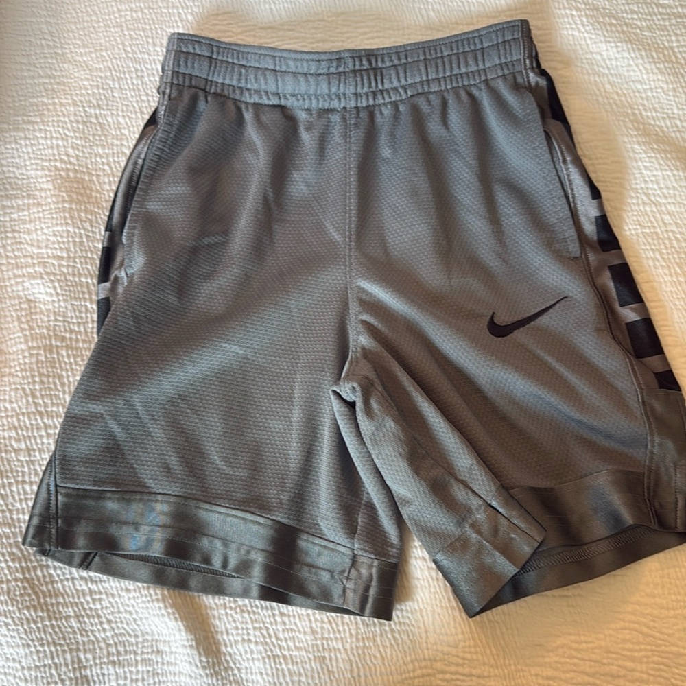 Nike Boys' Dri-FIT Elite Gray Stripe Basketball Shorts Size M